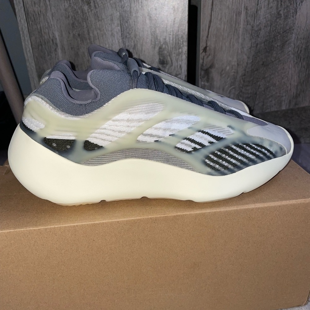 YEEZY 700 V3 'FADE SALT' 🔥 MEN SIZE 7 BRAND NEW